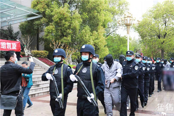 男子被拉进群钱被骗,把你拉进股票群后的三种骗局曝光