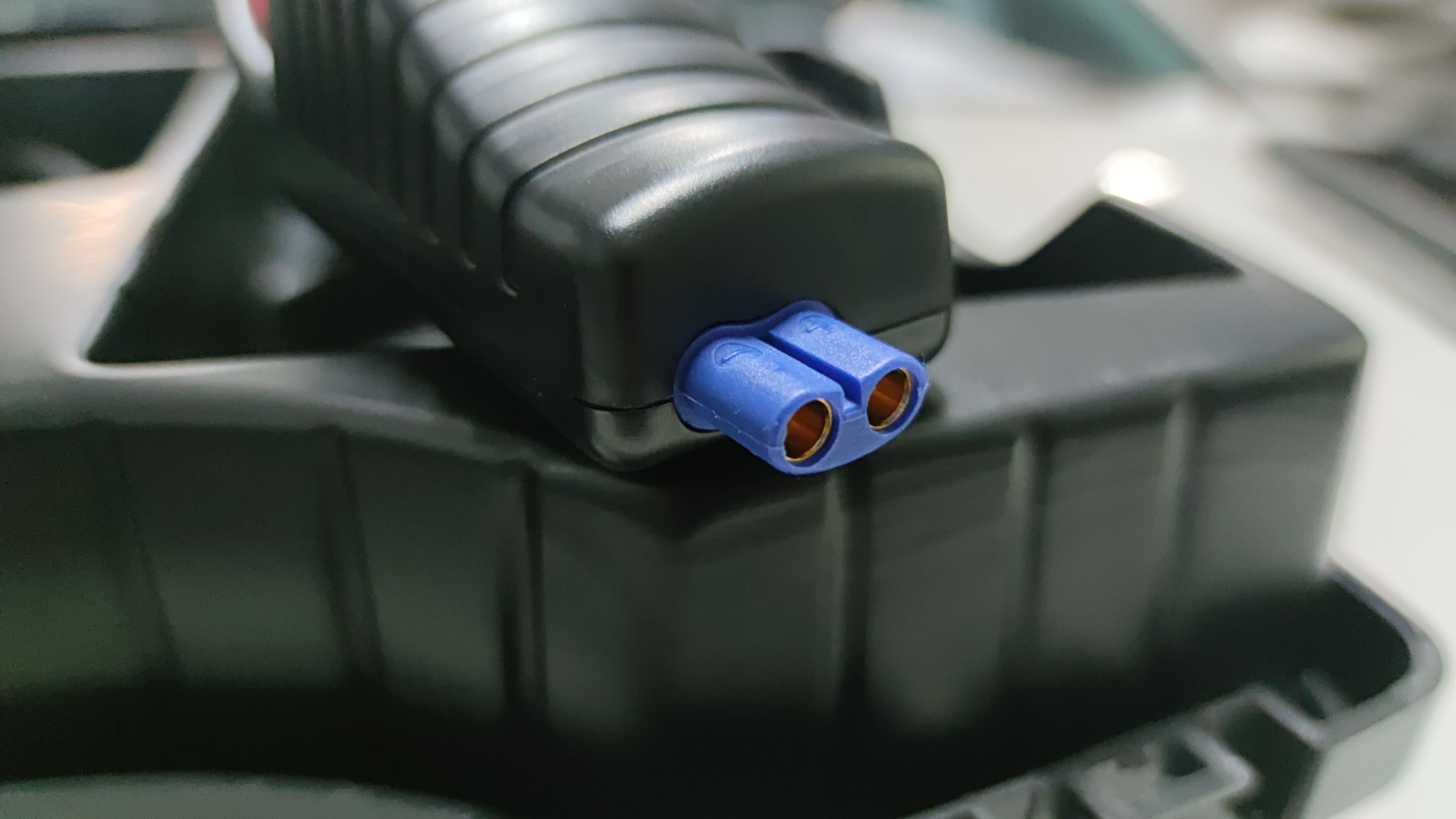 车辆意外熄火如何快速解决？卡儿酷DW2000启动电源来帮你