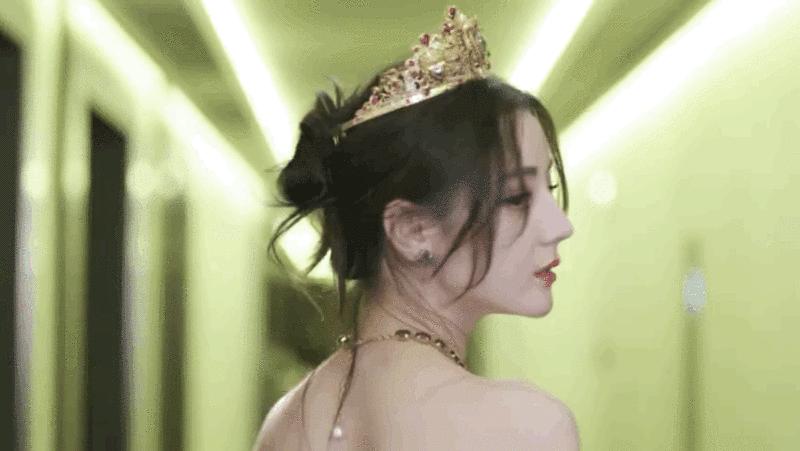 亚太区中国首位代言的迪丽热巴，这样的身材穿牛仔刚刚好