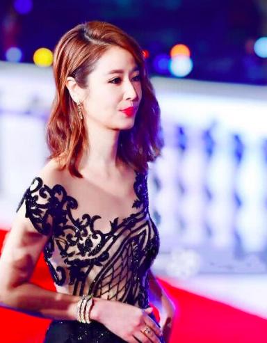 林心如穿露肩礼服,林心如惹争议穿紧身衣出席活动