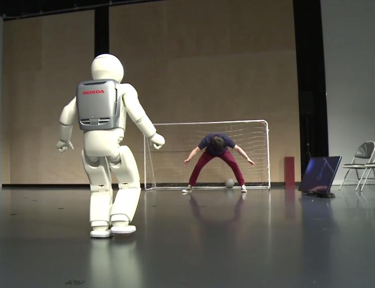 机器人踢球跳舞端茶跑步视频,智能机器人可端茶倒水