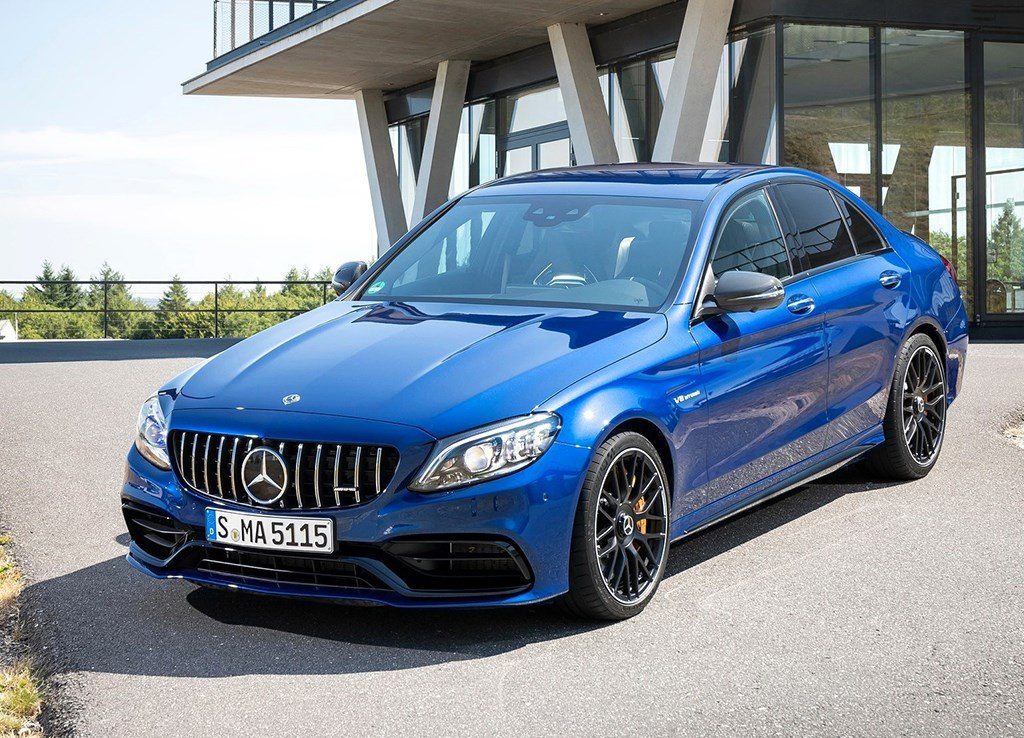 这款奔驰就像剑齿虎,口悬短剑般獠牙,价值百万可谓所向披靡