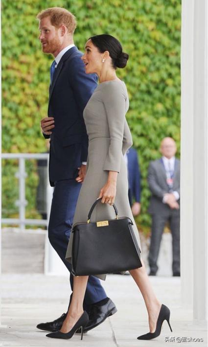 梅根穿的什么牌子高跟鞋,梅根王妃尖头红底高跟鞋图片