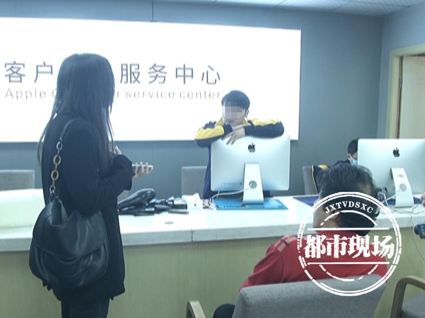 女子维修苹果手机,女子去维修店修手机