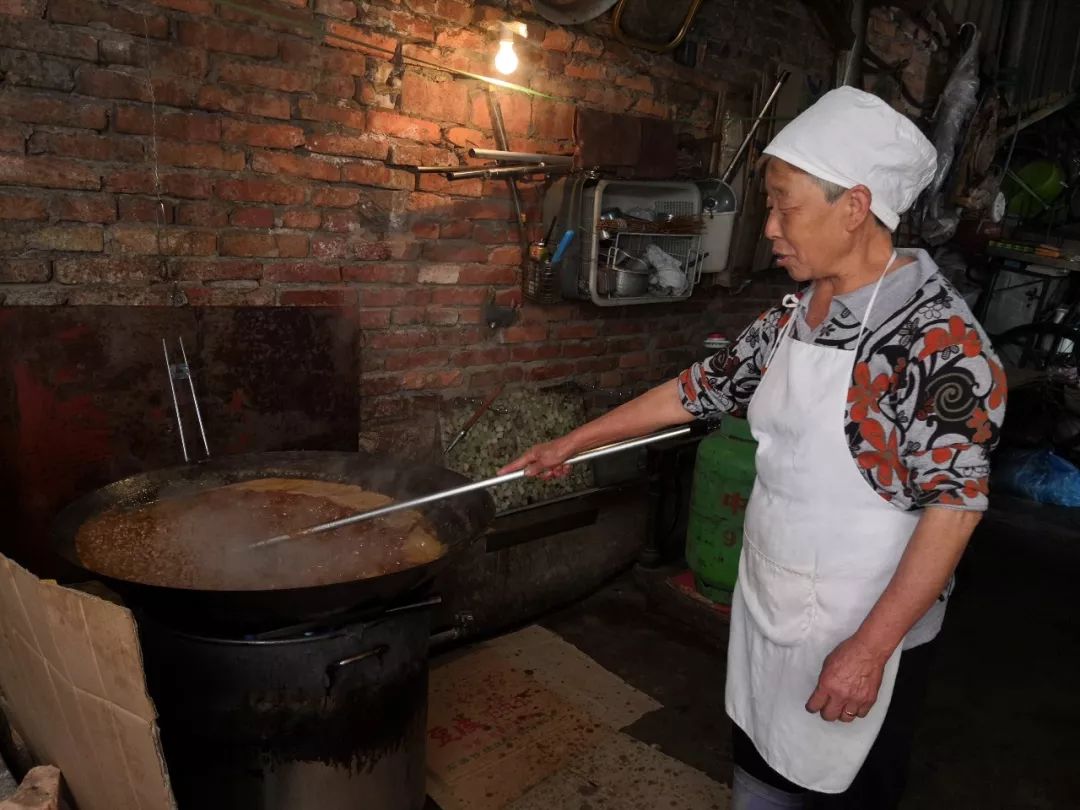 昆明330天都在排队的卤面馆，不收钱收饭票，只卖到下午2点