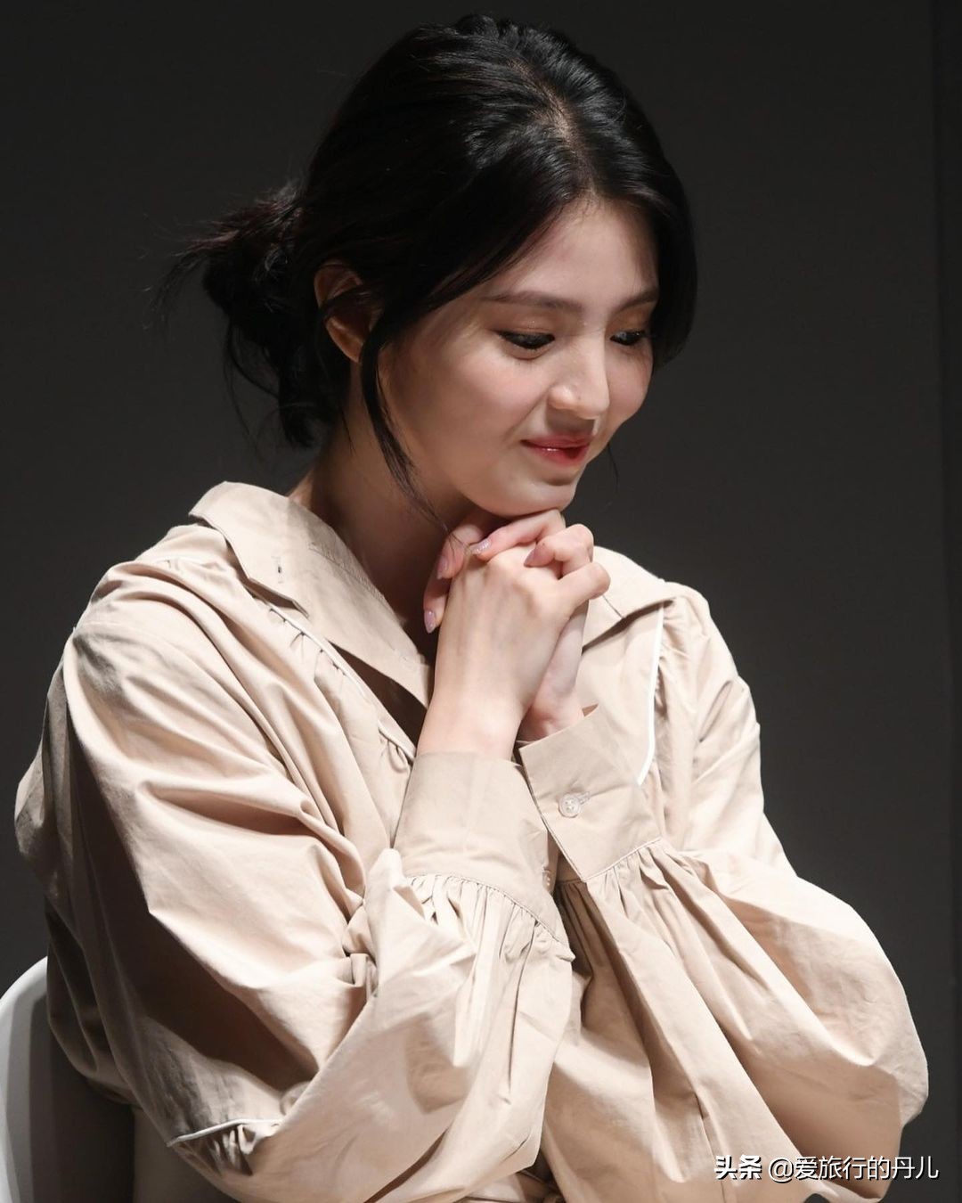 韩国女星韩素希红发,韩素希穿搭欧美绿色裙子