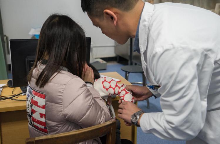 孩子从床上掉下来的忌讳,孩子从床上掉下来怎么判断没事