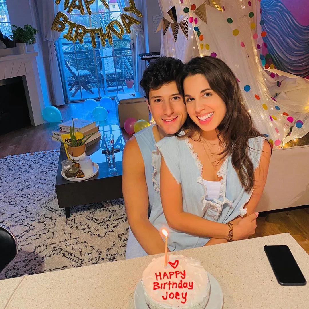 情侣两个人日常生活照片,情侣间的生活插画图片