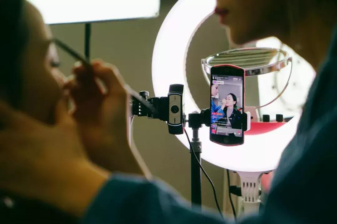 主播疯狂卖货,网红主播卖货最火爆套路