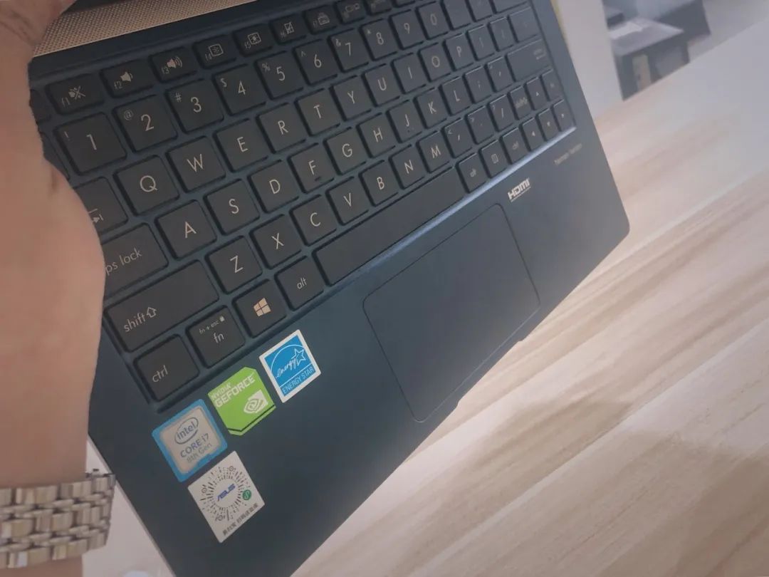 笔记本不小心进水黑屏了,笔记本不小心进水了会坏吗