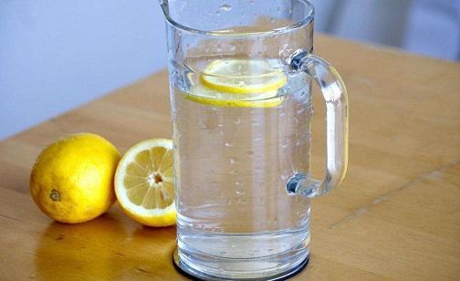 白衣服染色了用什么方法,黑白t染色了怎么洗白