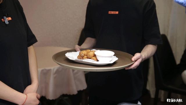 这店，客人提行李箱去吃