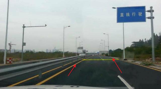 怎么保持车身直线行驶,直线行驶之前怎么才能把车身摆正