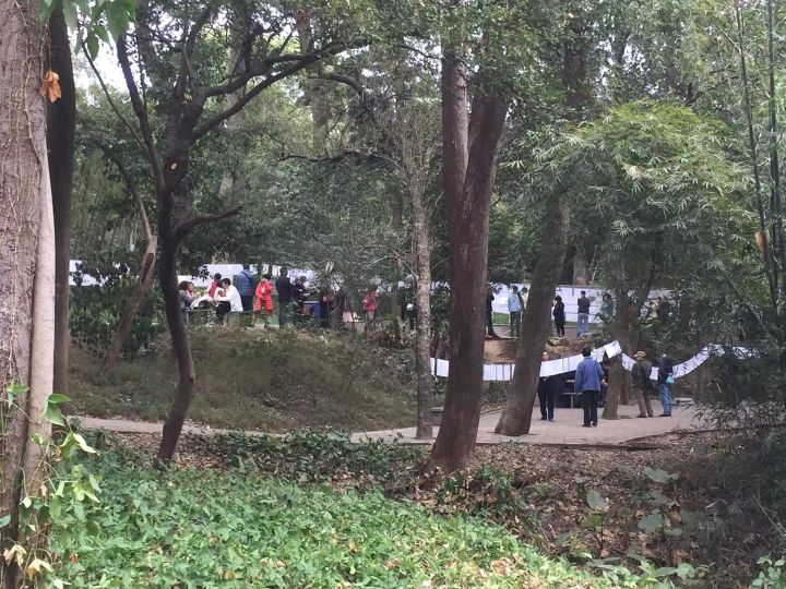 在相亲角逛了一圈，我们差点脱不开身