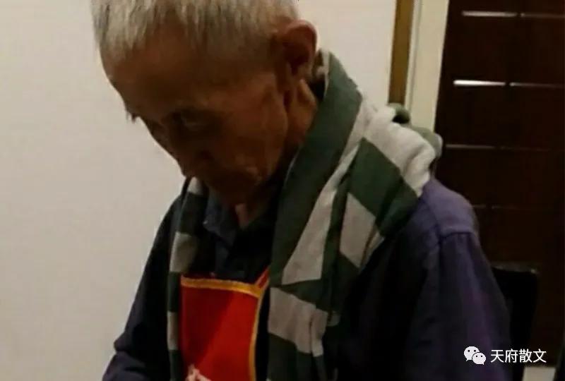 看到爸爸数钱的视频,看爸爸数钱把孩子笑翻了