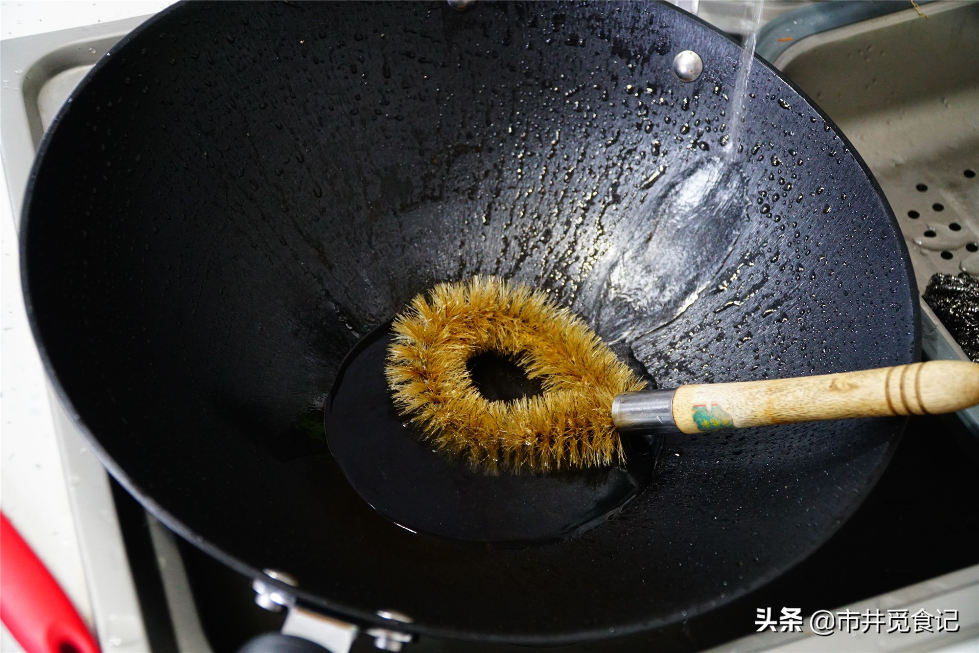 新锅生铁锅怎么开锅不生锈不粘锅,刚买的新铁锅用之前怎么操作