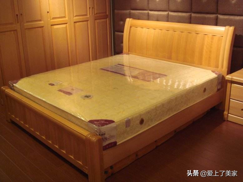 榉木床和钢木哪个好,松木和榉木床板的区别