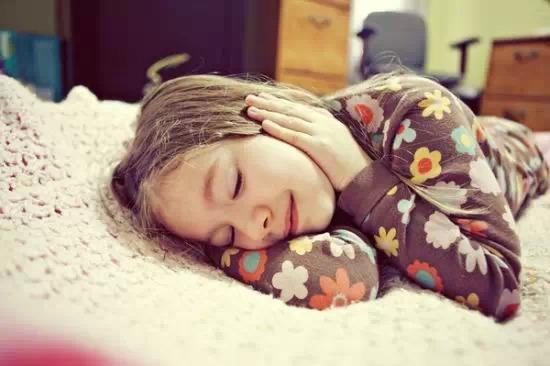 7岁女孩出现“性早熟”，真的是因为用塑料盒吃饭吗？教你做法