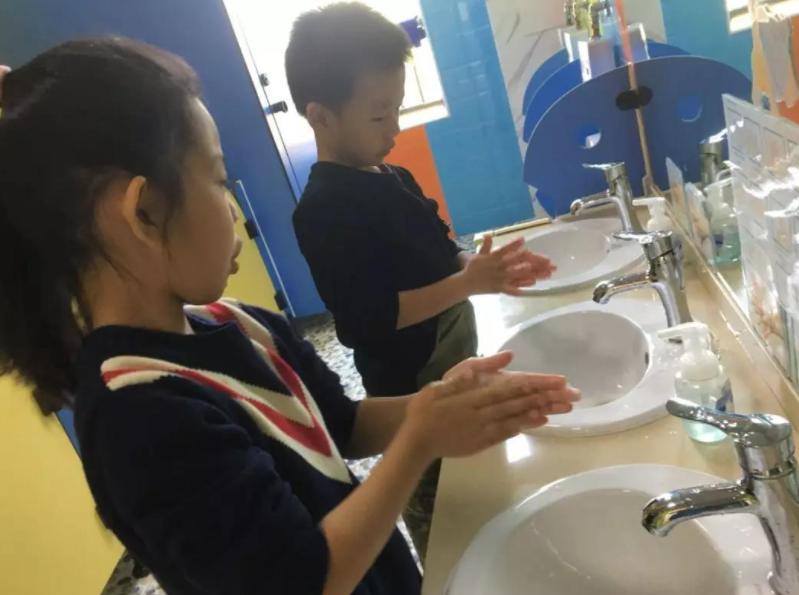 女孩上学被传染虱子怎么办,小女孩被传染上了虱子怎么办