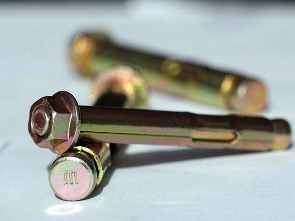 膨胀螺丝怎么安装进木板,膨胀螺丝怎么安装到空心砖里