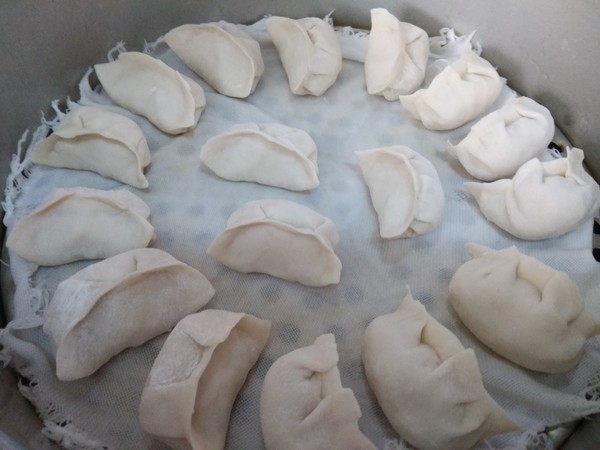 老东北美食白菜芹菜饺子蒸饺,天冷了这种蒸饺最好吃营养丰富