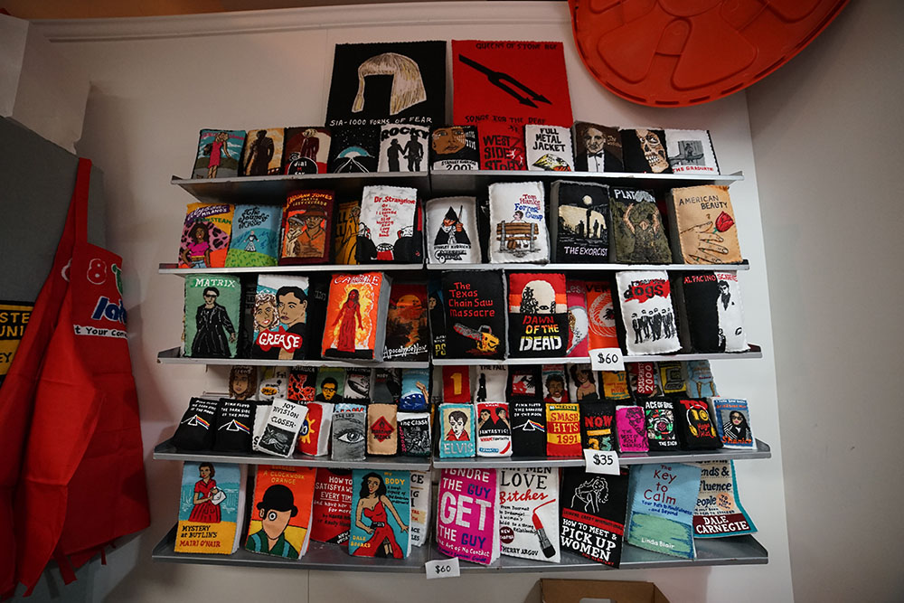 她开了间奇怪的店，货品琳琅满目，却一件也买不了