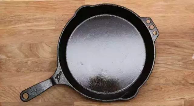 教你个生活小妙招，这样洗出来的白袜子跟新的一样