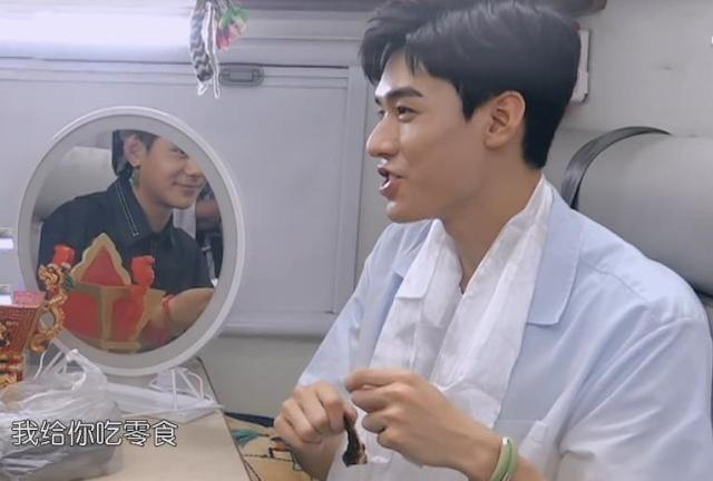 龚俊用毛巾擦头哼着歌,龚俊刮迪丽热巴鼻子第几集