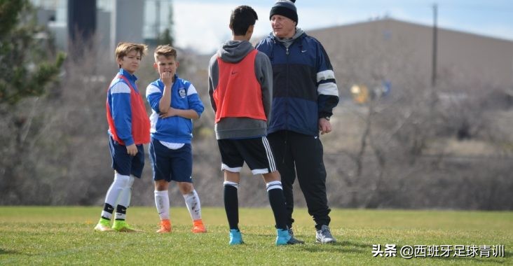 足球教练鼓励球员,一个教练鼓励球员爬行