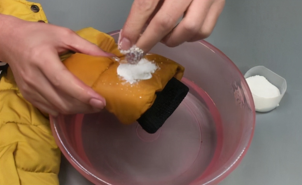 小孩子羽绒棉服上的油渍怎么处理,羽绒衣服沾上炒菜油渍怎样清洗