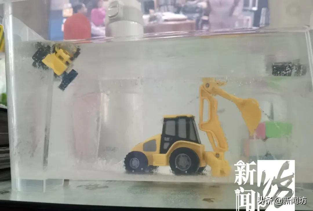 乐极生悲？上海人都开始练冰上运动了，但有人落水，有人撞断消防栓…