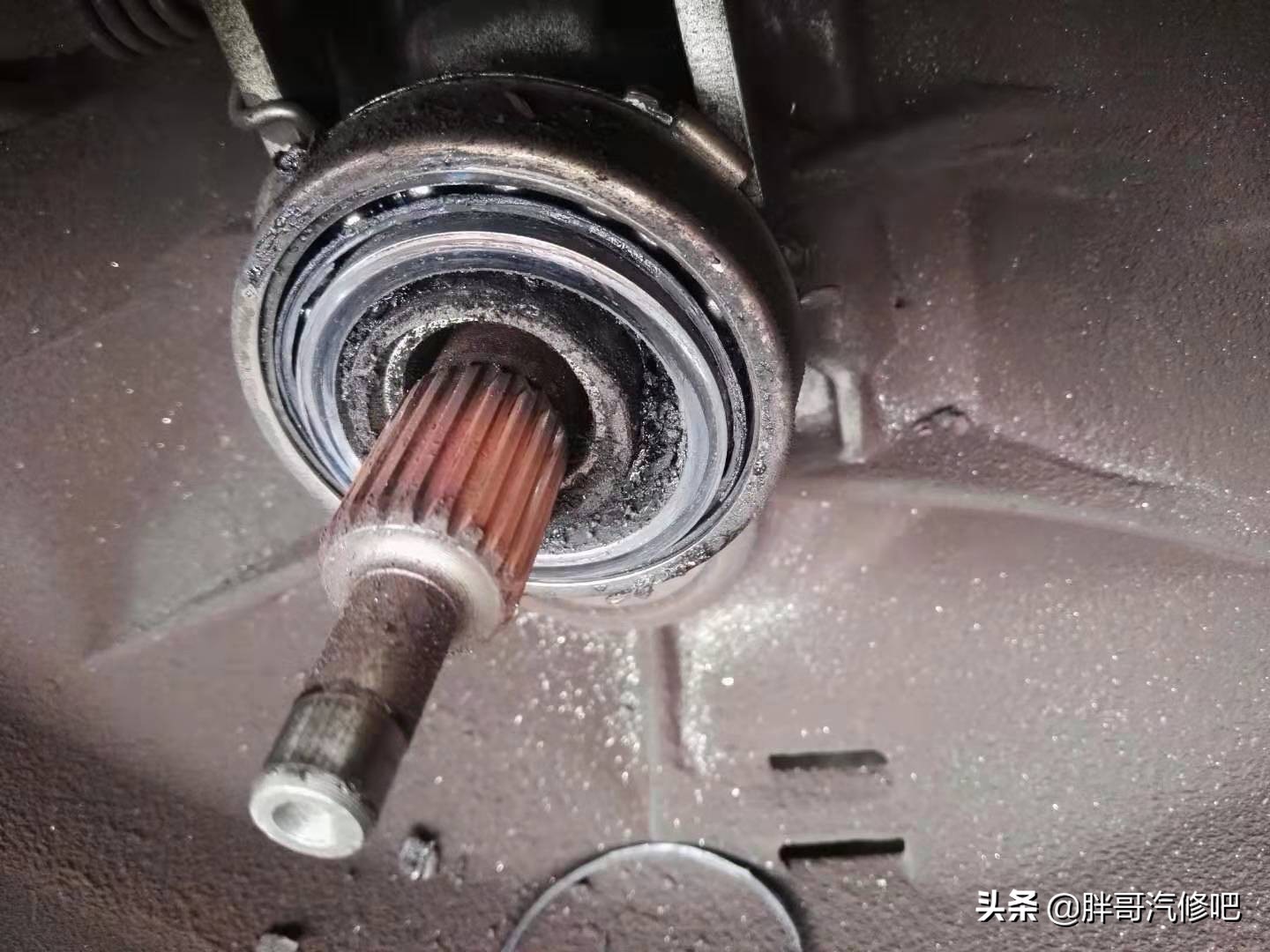 踩下离合器踏板有异响声,十有八九是分离轴承问题,胖哥拆解维修