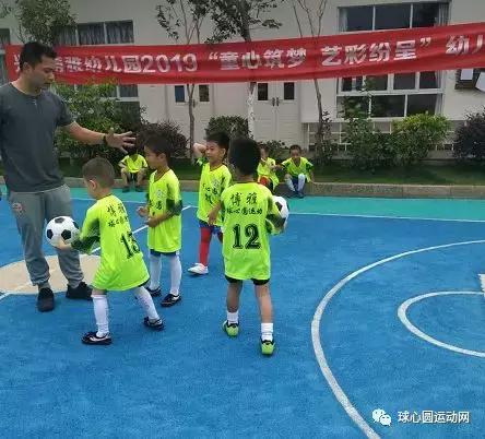 学踢足球的第一步,踢足球怎么踢得更高更远