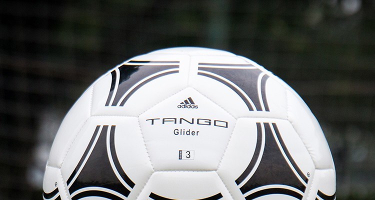 新手踢足球买什么足球,好踢耐用的足球推荐