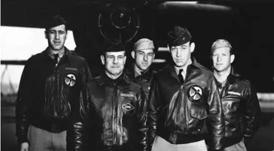 秋冬皮衣流行款 (秋冬季皮衣复古潮流)