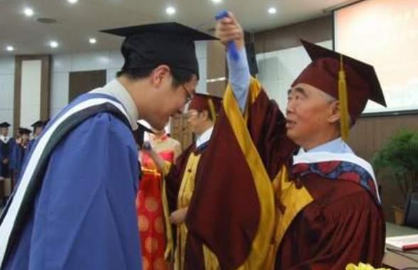 东南大学硕士生吐槽工资低，每月只有4700元，感叹研究生白读了