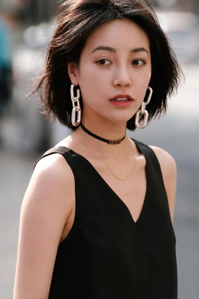 现在的女生喜欢戴玉佩还是项链,现在女孩子都流行戴什么项链