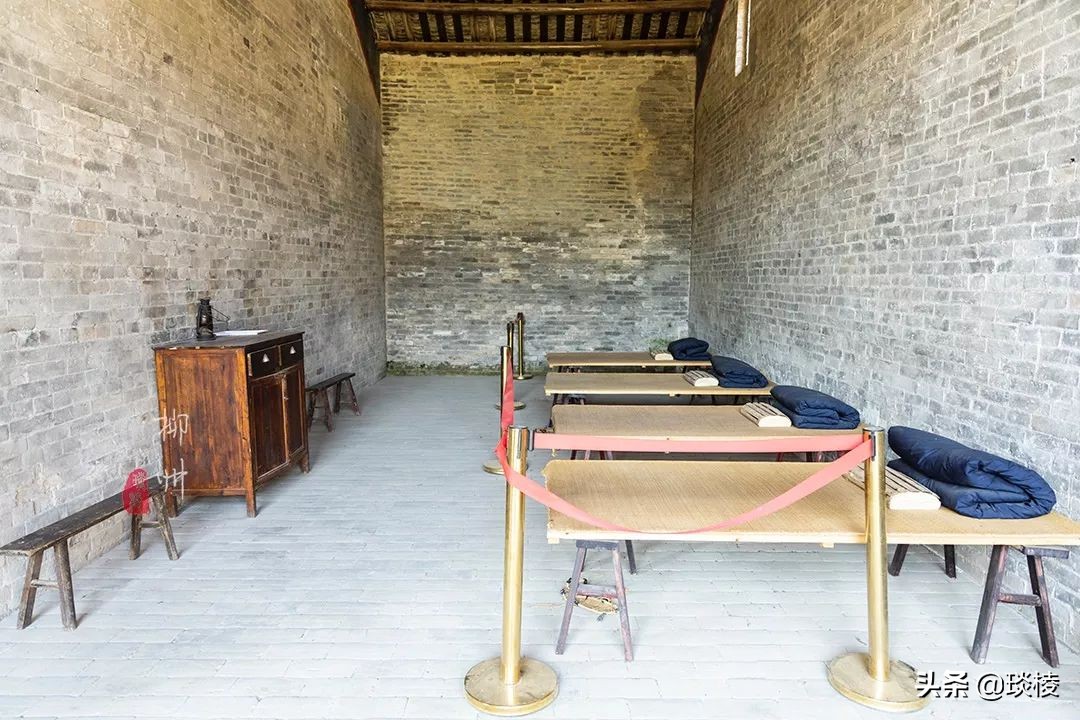 这个古镇好奇怪，门前放元宝，商号大门开洞，城隍爷与关二爷作伴