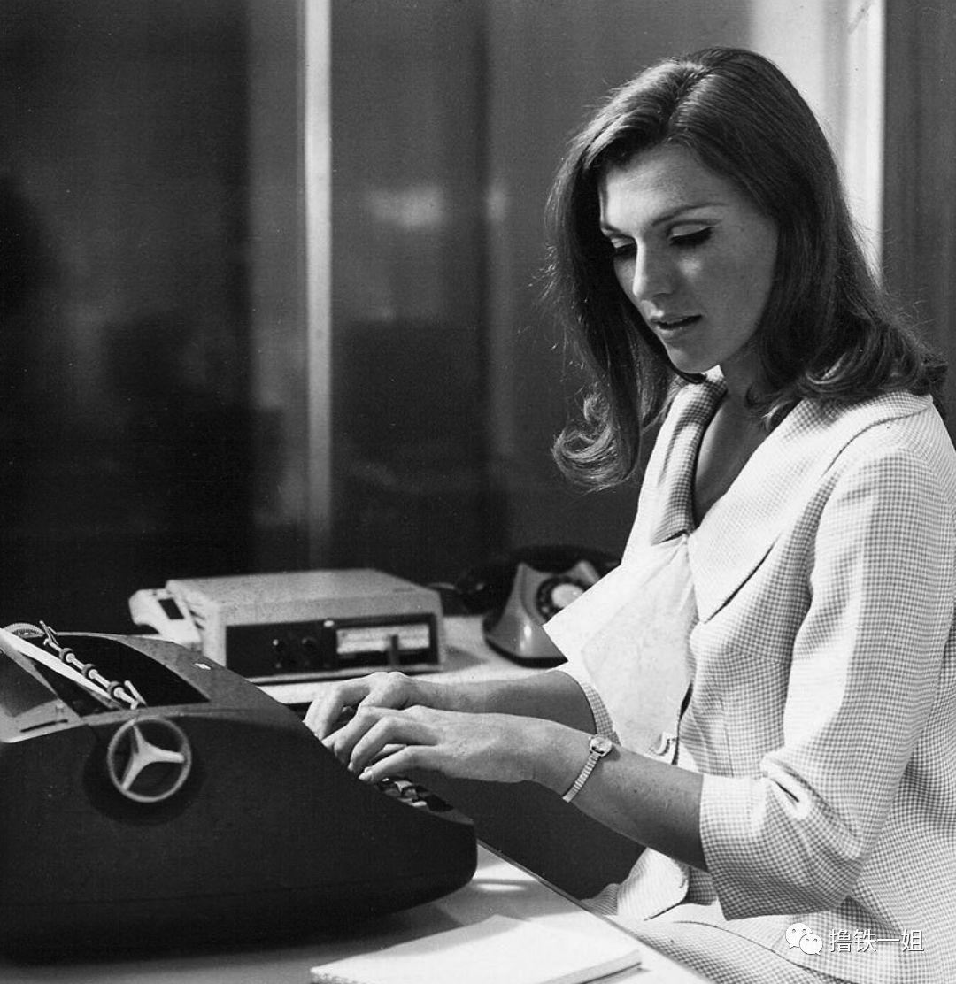 60岁全裸出镜，同框气场碾压小KK，她儿子还是美国版马爸爸！