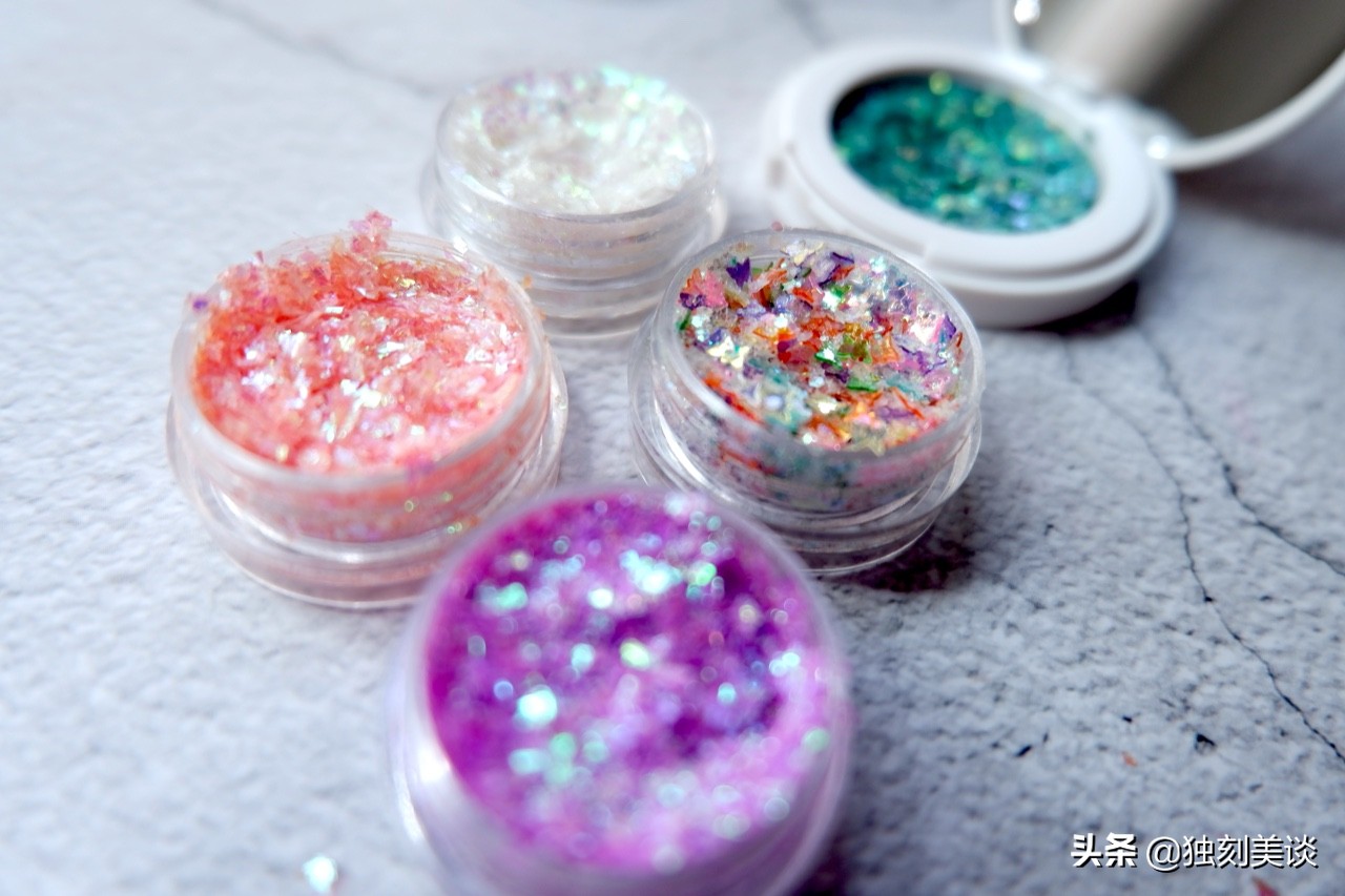 是什么闪瞎眼?藏在指尖的小秘密,只需用你的亮片眼影DIY