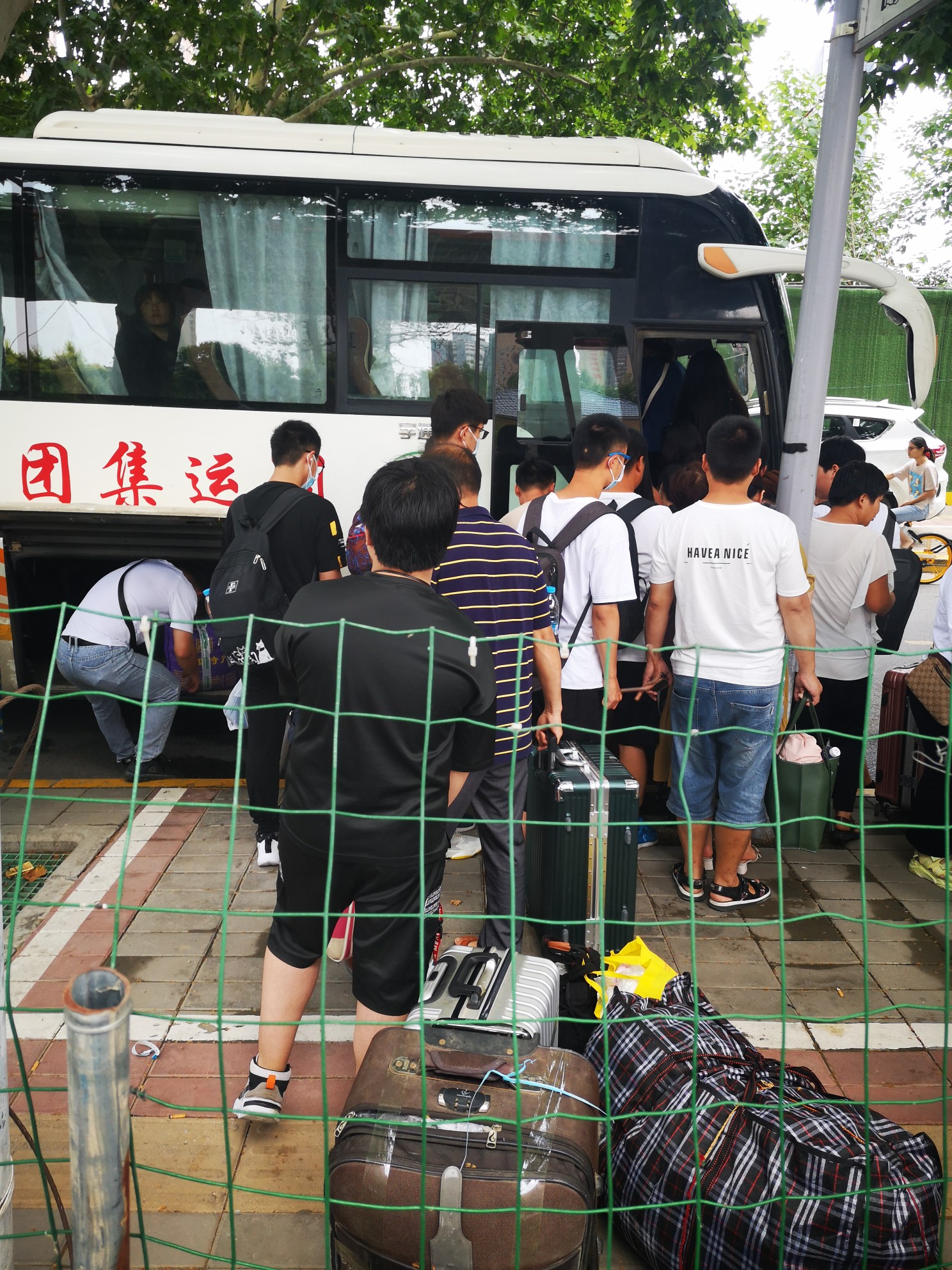 暗访郑州客运站,都市报道郑州大巴车站外揽客