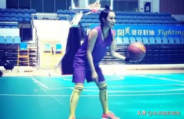 钟丽缇张伦硕人鱼夫妇跳舞视频,54岁钟丽缇穿红色人鱼装