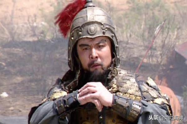 关羽放曹操走华容道后面对诸葛亮,曹操从华容道逃跑完整视频