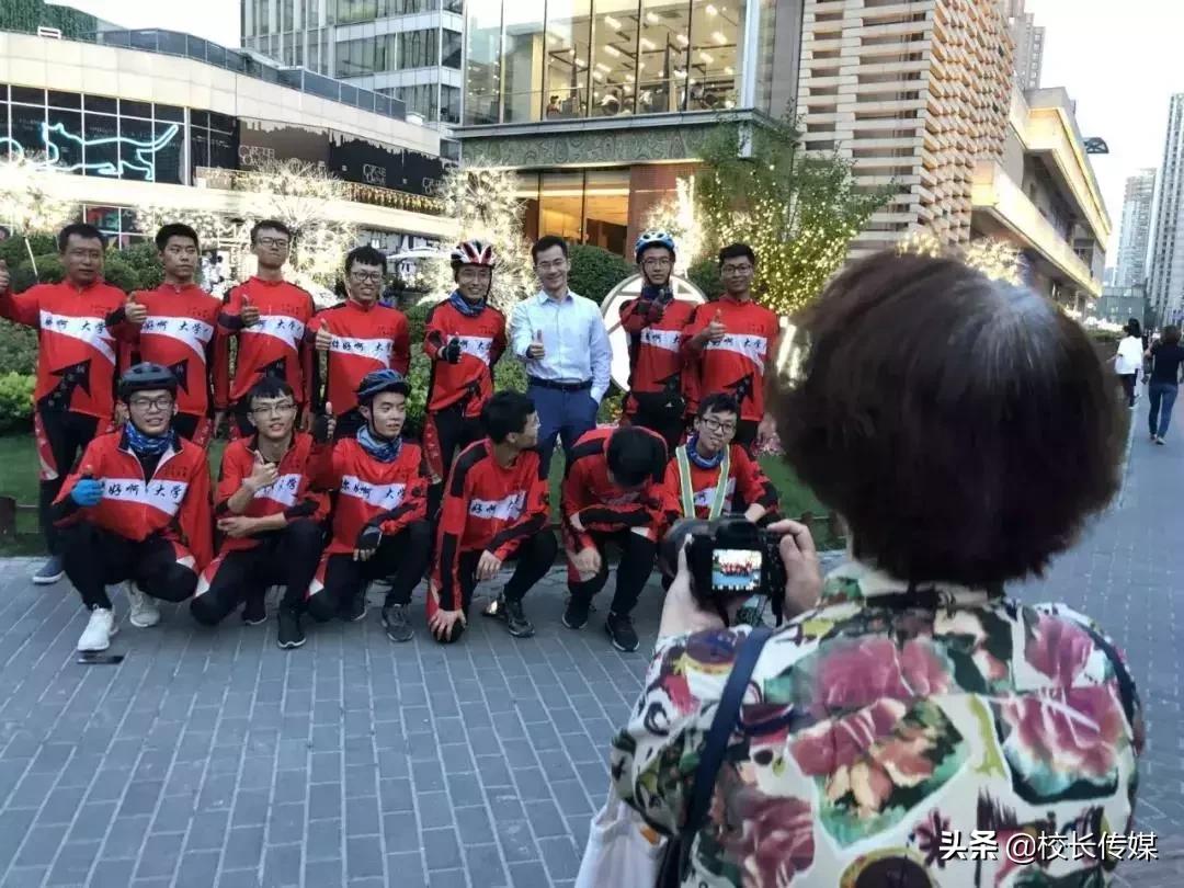 80后老师带11名毕业生骑行1800公里，家长被气住院，有人流泪