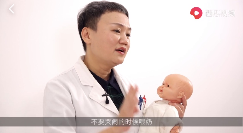 婴儿呛奶如何正确处理,婴儿呛奶时的正确处理方法