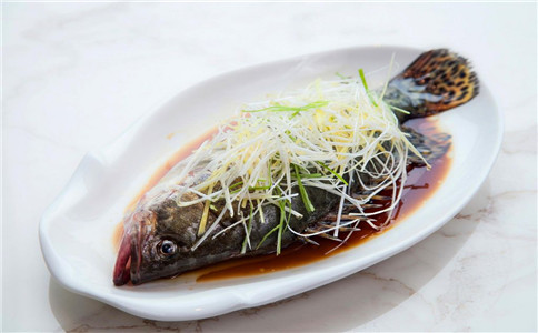 清蒸鱼好吃好做一个秘诀就搞定,清蒸鱼这样做鲜嫩爽口