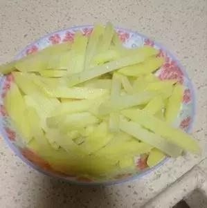 在家里做薯条吃又干净又卫生,孩子自己动手做薯条又简单又好吃