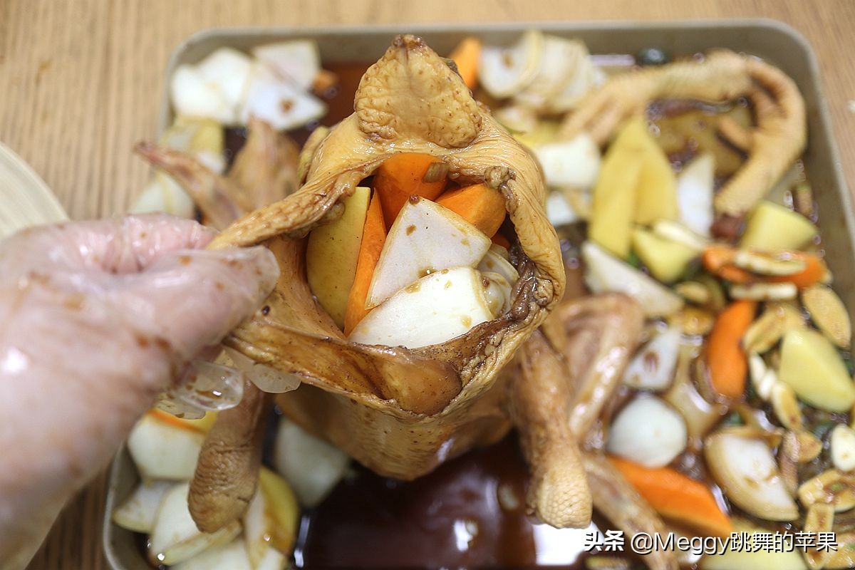 烤全鸡酥嫩鲜香,炭火烤全鸡怎么烤出外酥里嫩