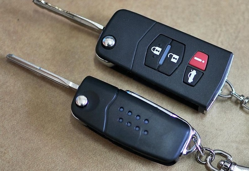 汽车钥匙锁车里别着急砸玻璃,车钥匙忘记车里了怎么把窗户打开