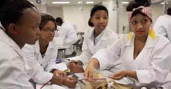 戴15元手表,却秘密捐出560亿:人活到极致,一定是素与简